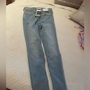 H&M girls light denim leggings. NWT. Size 9/10.